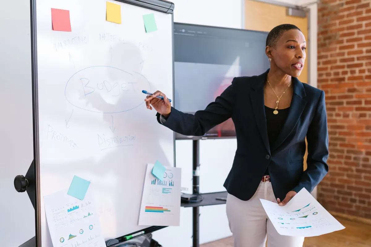 Startup Pitch Deck Checklist: 10 Slides Investors Expect in 2025